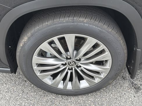 New 2026 Toyota Highlander Platinum image 21