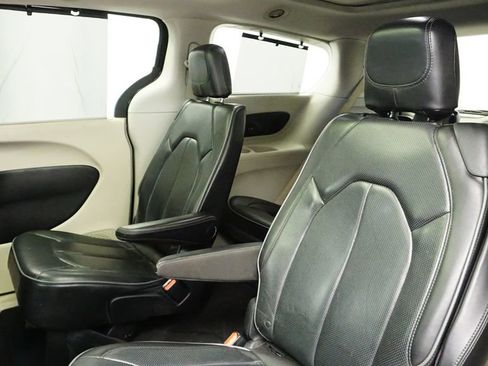 Certified 2018 Chrysler Pacifica Limited image 17