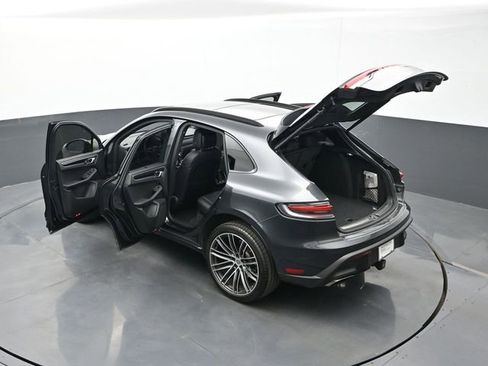 Certified 2025 Porsche Macan AWD/4WD image 29