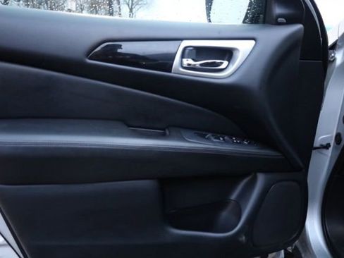 Used 2019 Nissan Pathfinder SV image 20