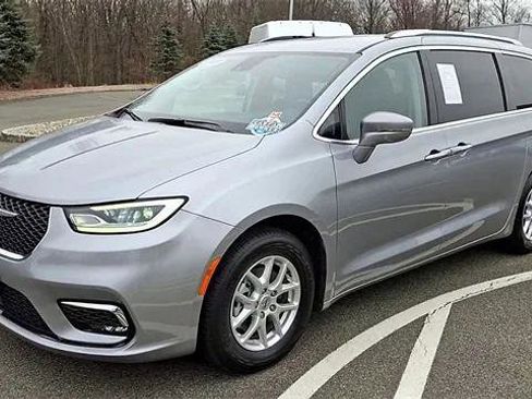 Certified 2021 Chrysler Pacifica Touring-L image 4