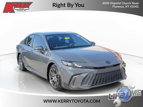 Used 2025 Toyota Camry SE w/ Convenience Package FWD image 1