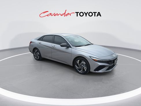 Used 2025 Hyundai Elantra SEL image 2