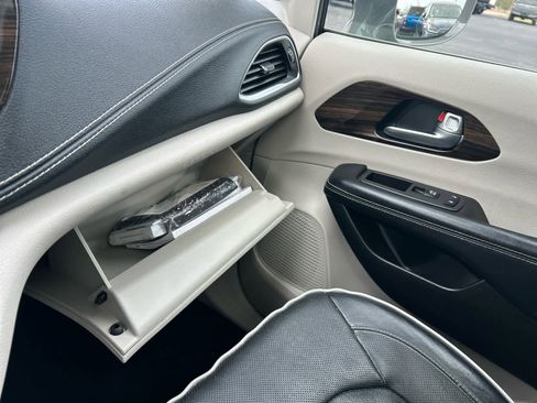 Used 2022 Chrysler Pacifica Limited image 63