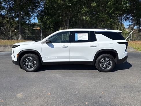 Certified 2025 Chevrolet Traverse LT image 2