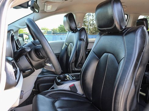 Used 2024 Chrysler Pacifica Touring-L FWD image 17