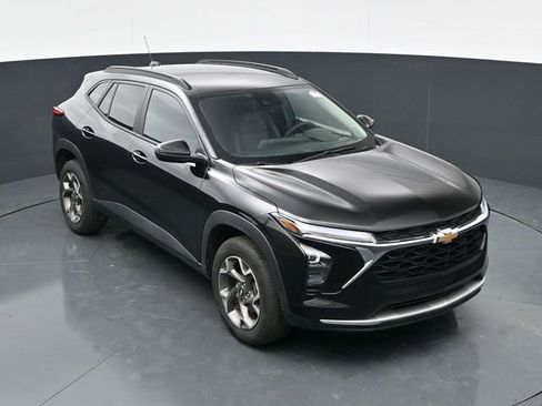 Used 2025 Chevrolet Trax LT w/ LT Convenience Package FWD image 25