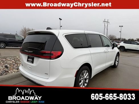 Used 2024 Chrysler Pacifica Touring-L image 6