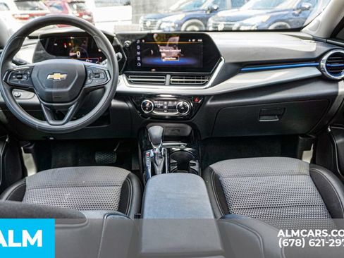 Used 2025 Chevrolet Trax LT FWD image 24