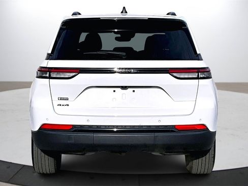 Certified 2024 Jeep Grand Cherokee Altitude image 8