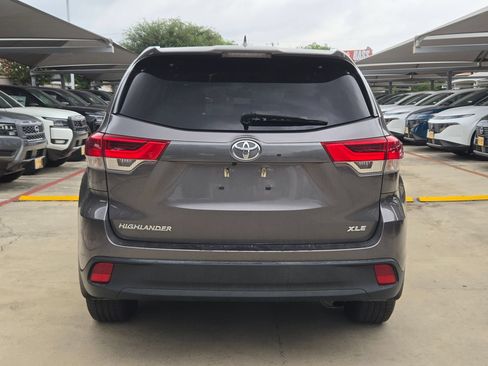 Used 2019 Toyota Highlander XLE FWD image 4