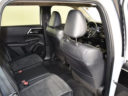 Used 2024 Mitsubishi Outlander SE AWD/4WD image 35