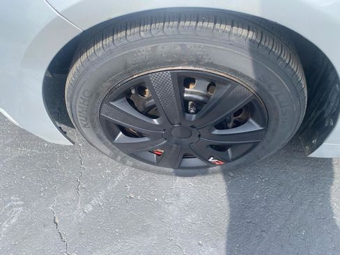 Used 2020 Toyota Corolla LE image 4