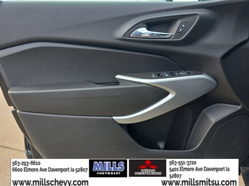Used 2025 Chevrolet Trax RS w/ Sunroof Package FWD image 14