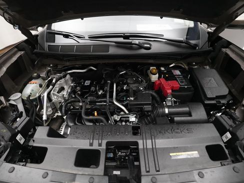 Certified 2025 Nissan Kicks SR image 3