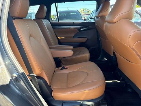 Used 2021 Toyota Highlander Platinum AWD/4WD image 29