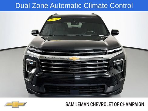 Used 2025 Chevrolet Traverse LT FWD image 2
