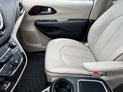 Used 2017 Chrysler Pacifica Limited image 16