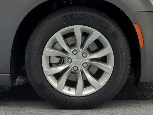 Used 2023 Chrysler 300 Touring w/ Safetytec Plus Group image 13