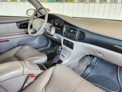 Used 2000 Buick Regal LS w/ Prestige Pkg FWD image 2