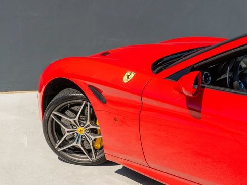 Used 2017 Ferrari California T RWD image 46