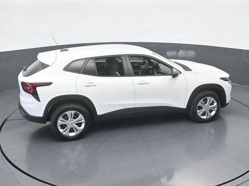 Used 2025 Chevrolet Trax LS FWD image 44