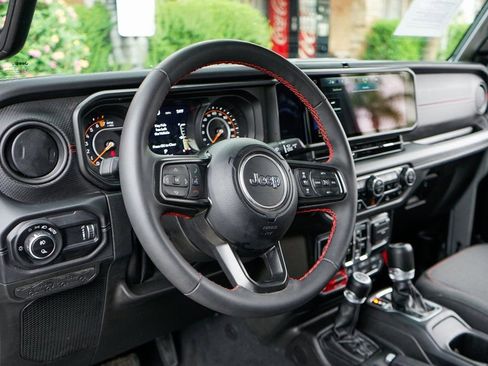 Used 2024 Jeep Gladiator Rubicon w/ Convenience Group AWD/4WD image 19