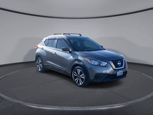 Used 2018 Nissan Kicks SV FWD image 2