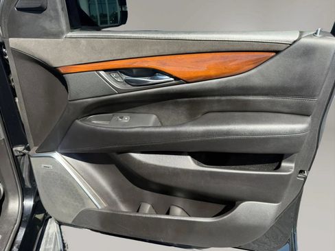 Used 2018 Cadillac Escalade Luxury AWD/4WD image 52