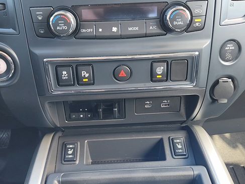 Used 2022 Nissan Titan SV w/ SV Convenience Package image 15