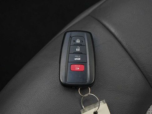 Used 2020 Toyota Camry XLE FWD image 28
