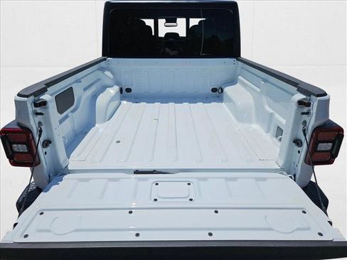 Used 2025 Jeep Gladiator Mojave w/ Convenience Group image 6