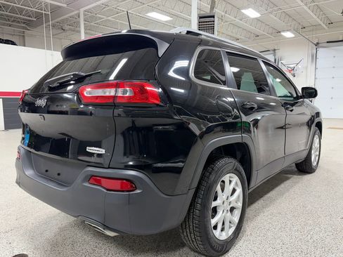 Used 2017 Jeep Cherokee Latitude w/ Cold Weather Group AWD/4WD image 2