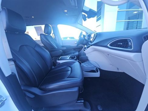 Used 2024 Chrysler Pacifica Touring-L image 14