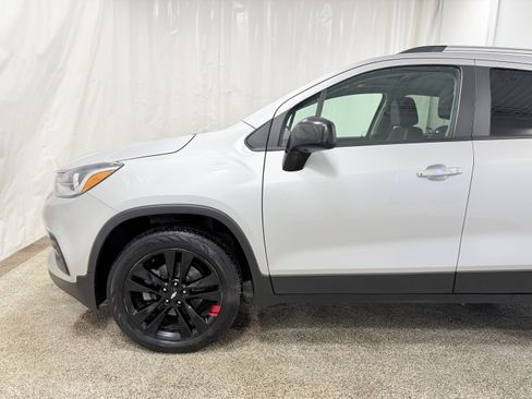 Used 2019 Chevrolet Trax LT w/ Sun & Sound Package image 4