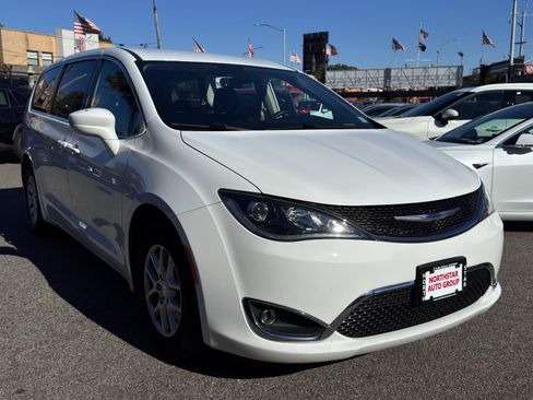 Used 2020 Chrysler Pacifica Touring image 3