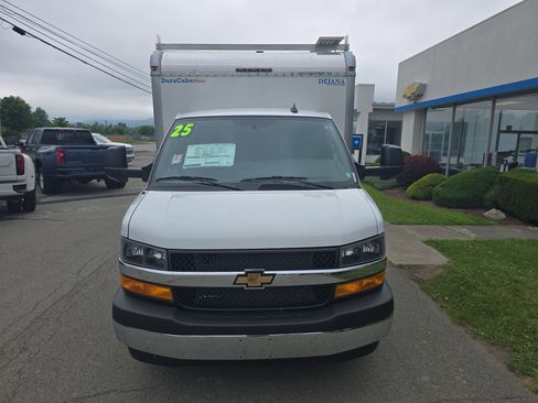 New 2025 Chevrolet Express 4500 Extended w/ Power Convenience Package image 10