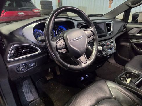 Used 2020 Chrysler Pacifica Touring-L w/ S Appearance Package image 4