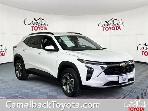 Used 2025 Chevrolet Trax LT FWD image 1