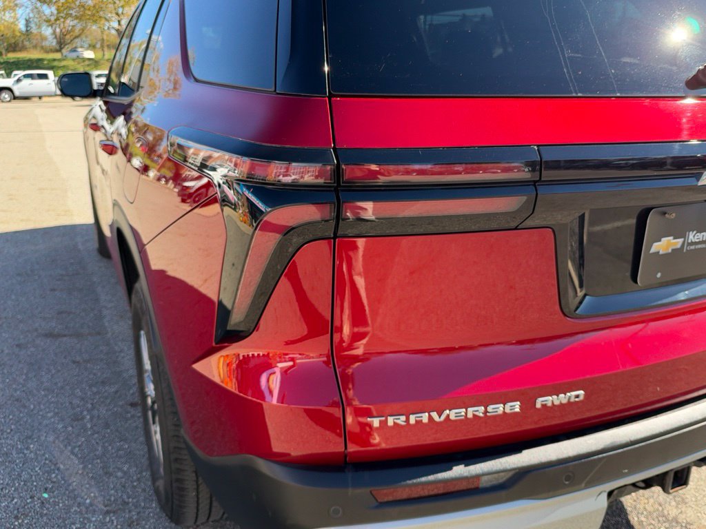 Used 2024 Chevrolet Traverse LT w/ Trailering Package AWD/4WD image 14