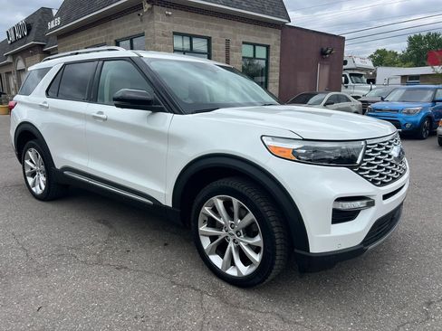 Used 2023 Ford Explorer Platinum AWD/4WD image 2