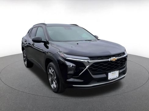 Used 2025 Chevrolet Trax LT image 3