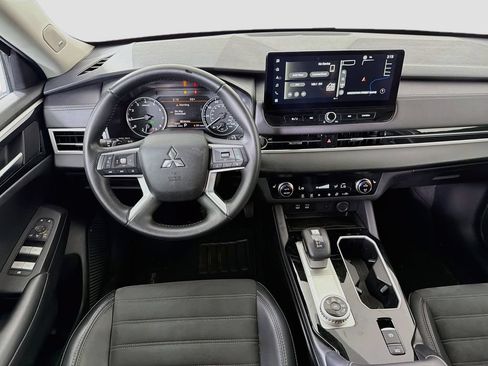 Used 2025 Mitsubishi Outlander SE FWD image 26