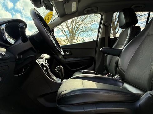 Used 2021 Chevrolet Trax LT w/ Driver Confidence Package image 14
