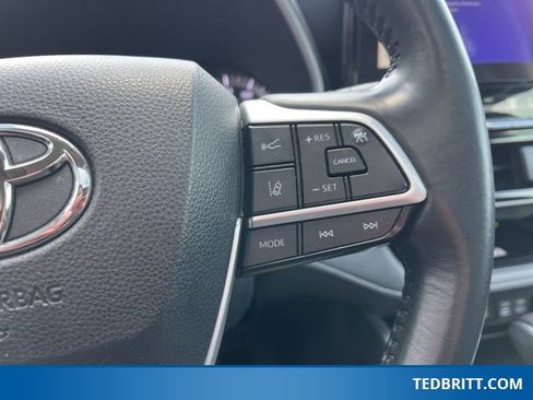 Used 2024 Toyota Highlander XLE image 30