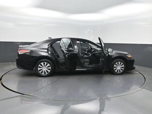 Used 2019 Toyota Camry LE FWD image 37