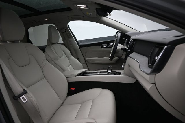 Used 2024 Volvo XC60 B5 Plus w/ Protection Package Premier AWD/4WD image 32