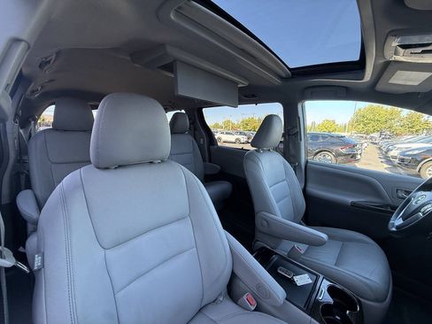Used 2015 Toyota Sienna XLE Premium FWD image 22
