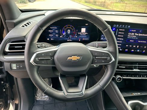 Used 2025 Chevrolet Traverse LT image 14