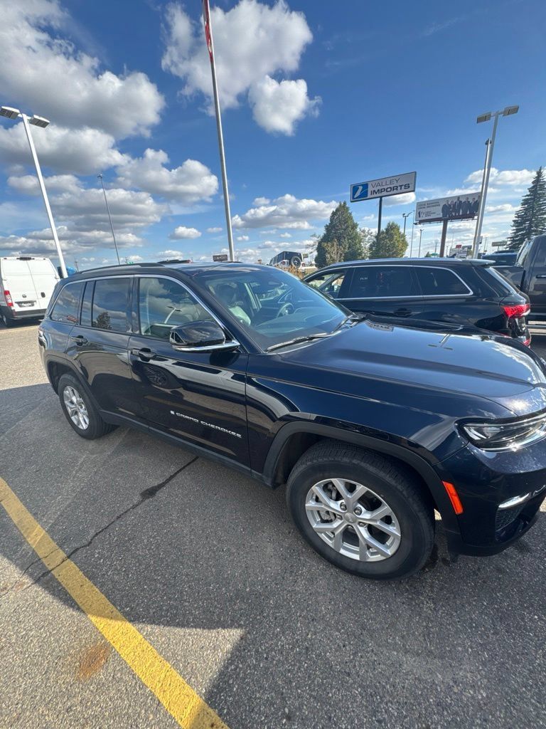 Used 2023 Jeep Grand Cherokee Limited AWD/4WD image 3